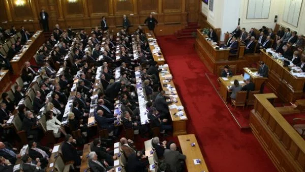 Политиците върнаха бонусите