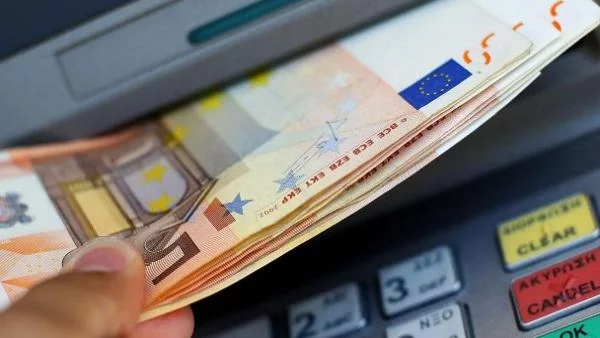 Гърците масово теглят банковите си спестявания