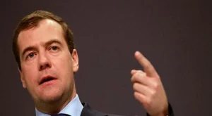 Медведев нареди на централната банка да защитава рублата