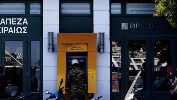 Гърците започват да връщат парите си в банките 
