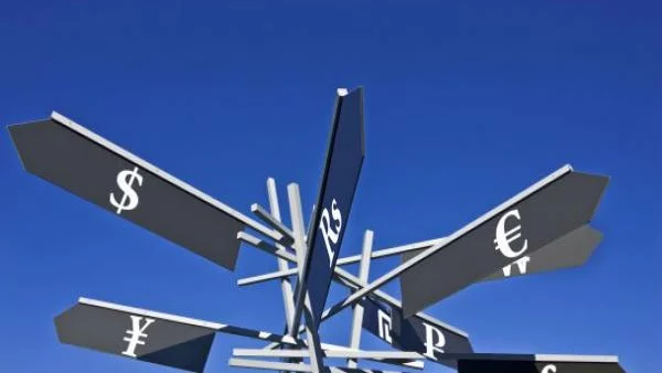 Йената и британският паунд с рязък спад