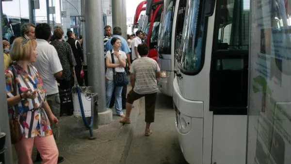 Засега няма да се слагат касови апарати в междуградските автобуси