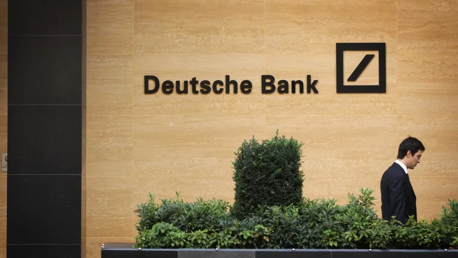 Deutsche Bank витае около Меркел в изборната година