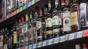 Алкохолът със стари бандероли ще е на пазара още две години