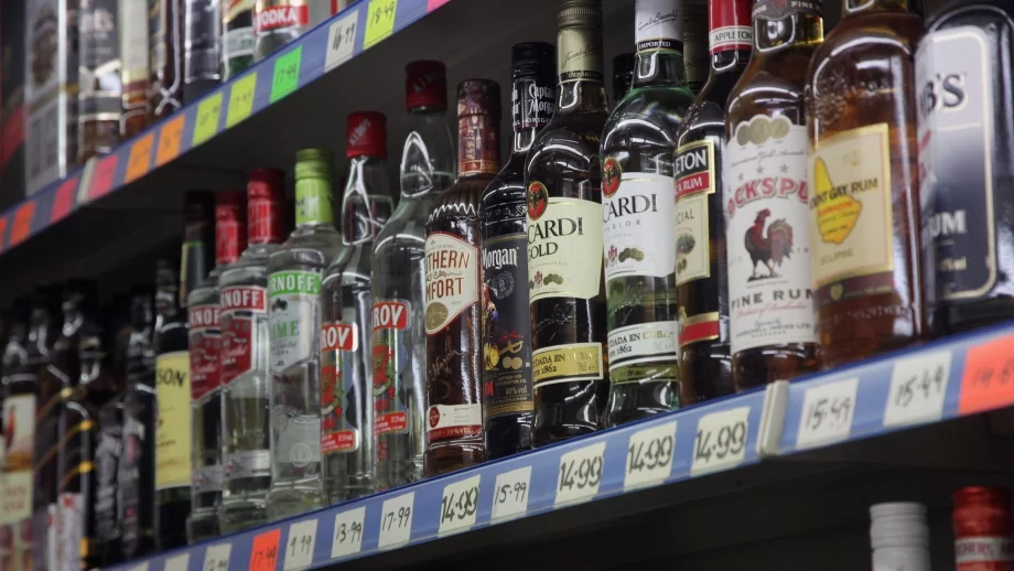 Алкохолът със стари бандероли ще е на пазара още две години