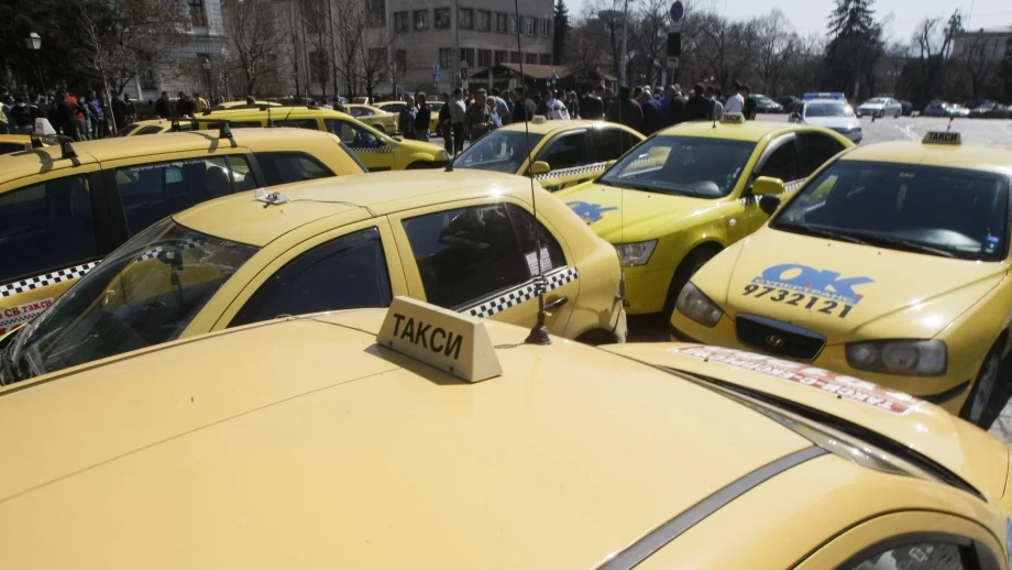 Забраниха на шофьори да извършват таксиметрови превози за своя сметка