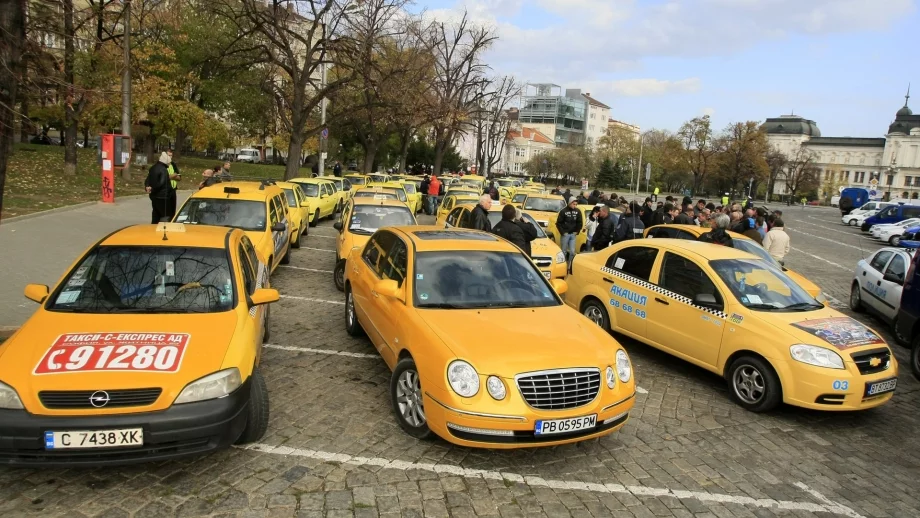 Шофьорите на такси ще плащат патентен данък 
