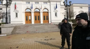 Стотици работници на "Емко" на протест пред НС, питат от кого ги спасява държавата