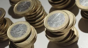Еврото притиснато до нивата от 1.10 срещу долара