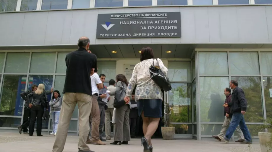 НАП си търси човек - дава 4000 лева заплата и щедри бонуси