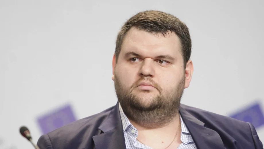 Пеевски не ходи на работа, а взима над 3000 лв. заплата 