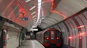 Служителите на лондонското метро стачкуват