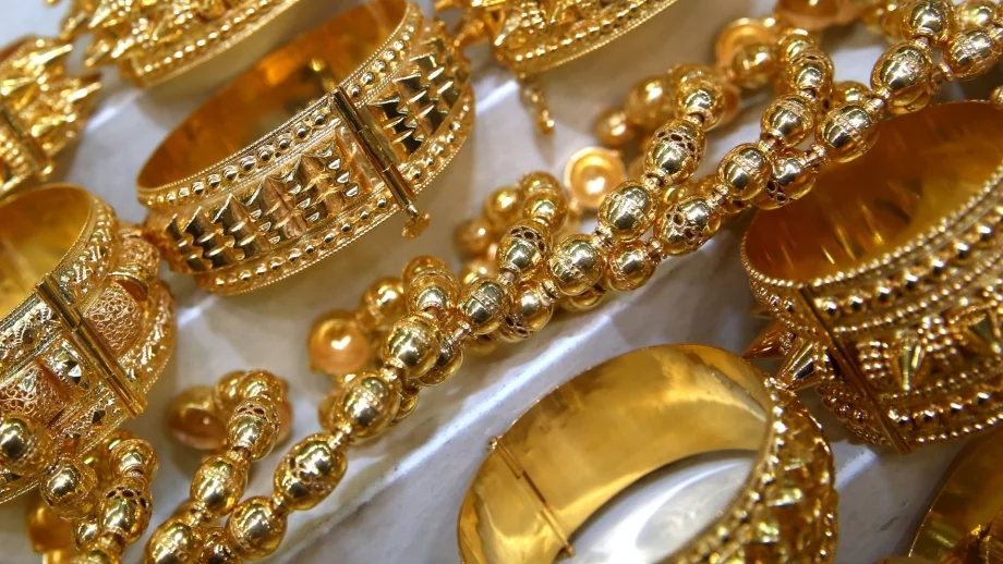 Златото притиснато от силата на долара