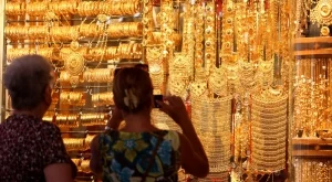 Златото остана стабилно, ръст при петрола