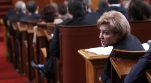 Менда насмете протестиращите и президента 