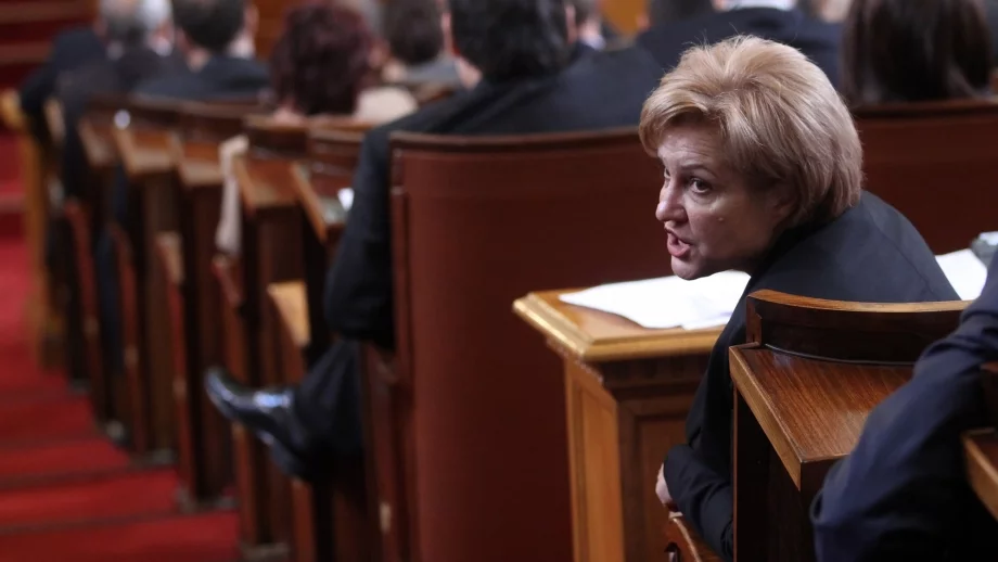 Менда насмете протестиращите и президента 
