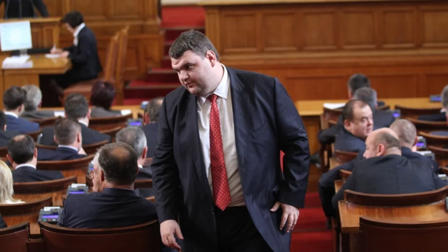 КЗК описа фирмите на Пеевски заради сделката с "Техномаркет"