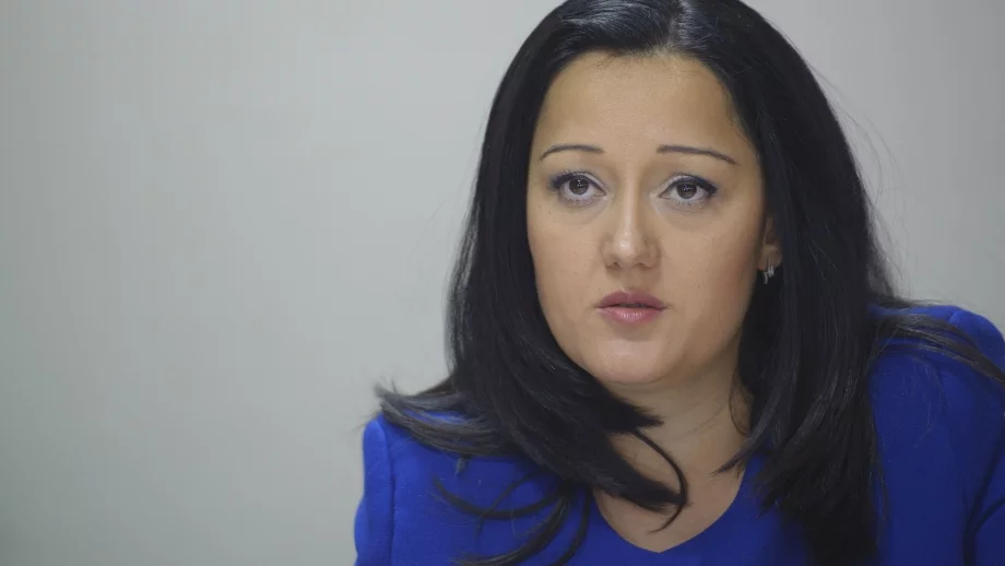Леките коли няма да плащат тол такси, уверява Павлова 
