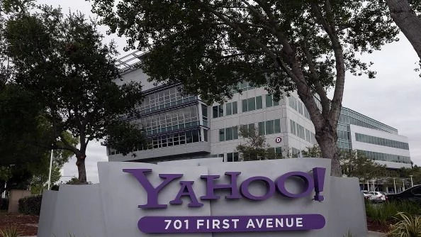 Сделката на Verizon с Yahoo – съюз на слабаците
