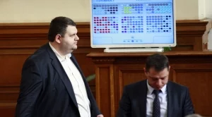 Пеевски прехвърли три свои фирми на дубайската си офшорка 