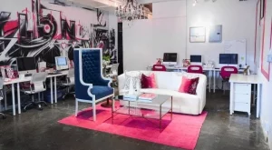 Разходете се из: Офисите на Nylon Magazine 