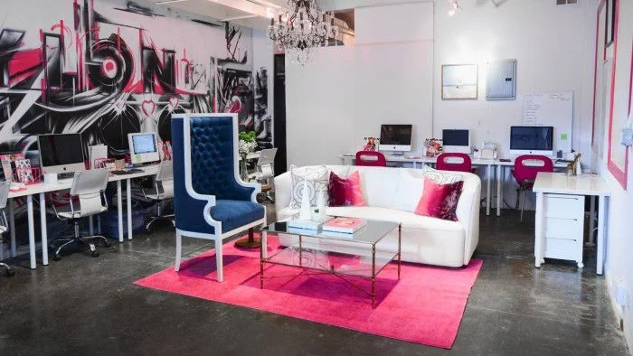 Разходете се из: Офисите на Nylon Magazine 