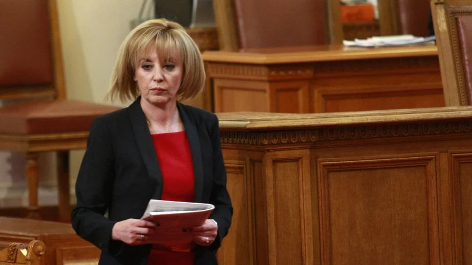 Манолова поиска намаляване на таксите на частни съдебни изпълнители