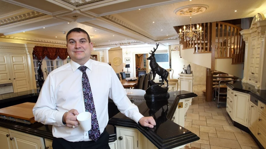 Стив Смит - милионерът, който живее с по 10 паунда на ден 