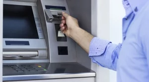 Гърците изтеглиха близо 600 млн.евро от сметките си за ден