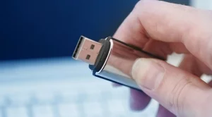 Наистина ли е проблем да вадите флашката преди разкачането ѝ от системата?