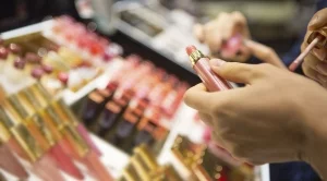 В интернет масово се продава фалшива козметика. Ето как да я разпознаете