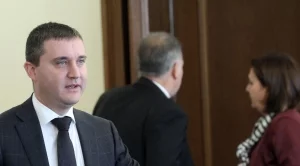 Горанов: Ще опитаме да убедим съда за минималната заплата от 460 лв.