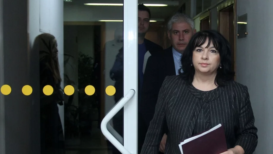 Петкова: Няма как България да откупи акции на ЧЕЗ на този етап 