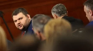 Делян Пеевски "пропуснал" да декларира частен интерес за медийния си закон