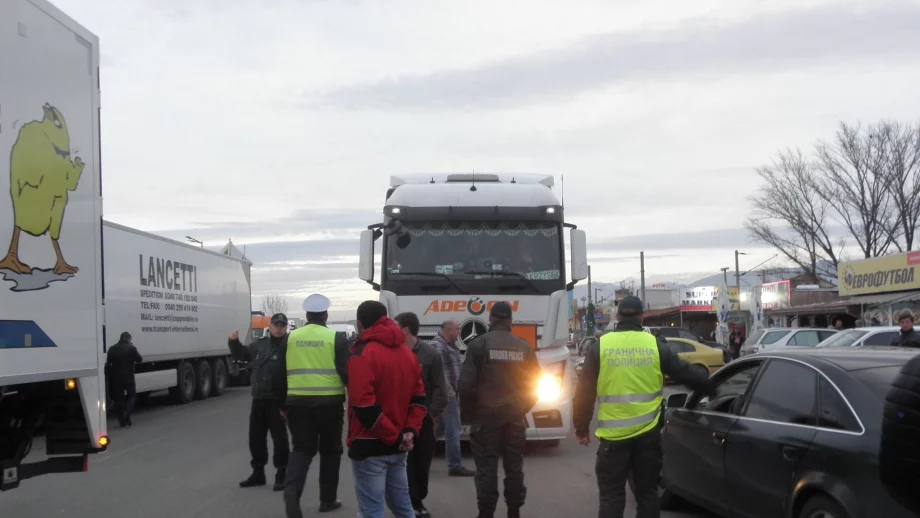 Превозвачи се заканиха да не пускат гръцки стоки у нас при евентуална блокада на границата