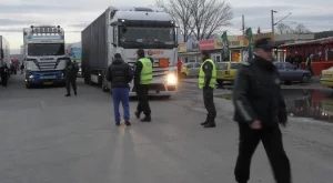 Превозвачите отвръщат на удара - блокират гръцката граница по Великден