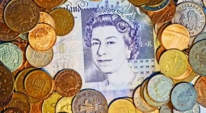 Британският паунд се раздвижи заради проучване за Brexit