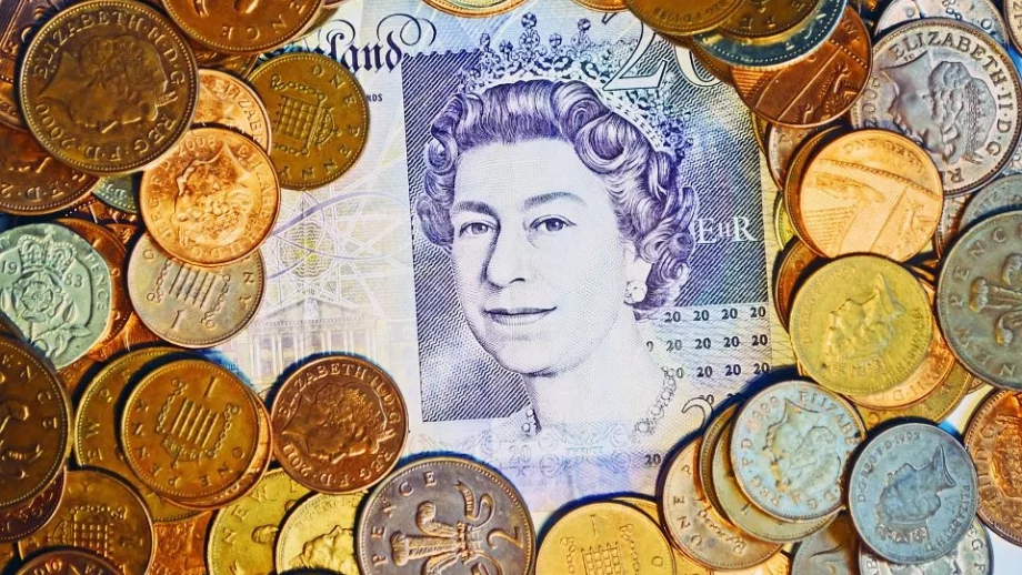 Британският паунд се раздвижи заради проучване за Brexit