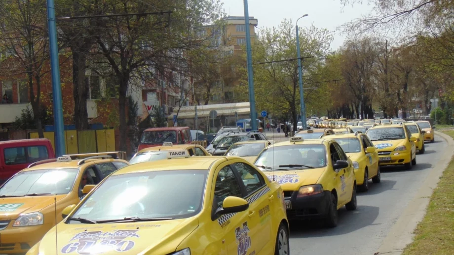 Таксиметровите шофьори в Бургас готвят нов протест 