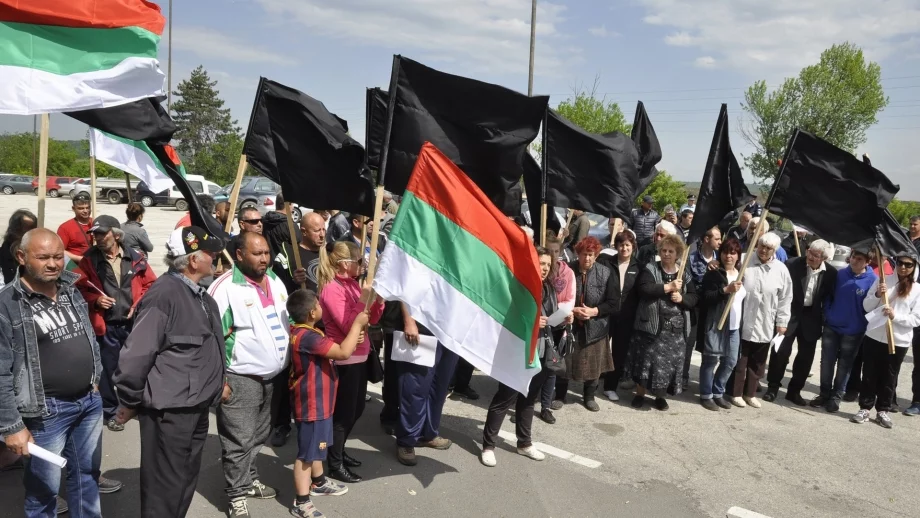 Фермери: Престъпно е, че не ни предупредиха за болестта по кравите 