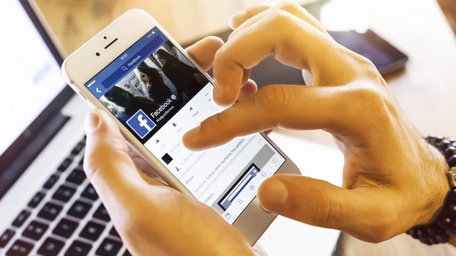 Facebook спира рекламите на страници с фалшиви новини