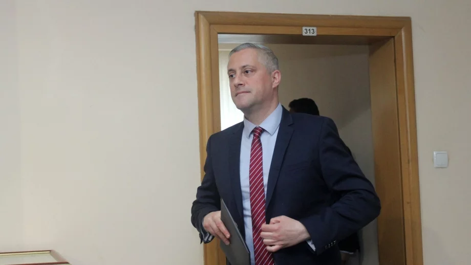 Министърът на икономиката Божидар Лукарски е бил опериран 