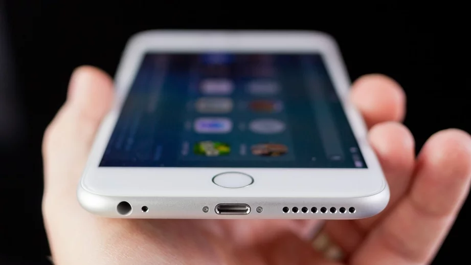 Samsung ще е причината за солената цена на iPhone 8 