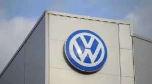 VW може да започне да съкращава по 2500 служители на година 