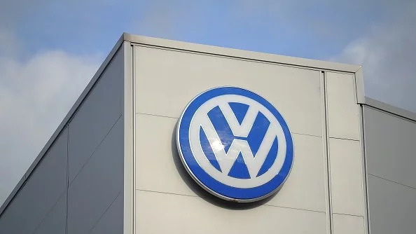 VW може да започне да съкращава по 2500 служители на година 