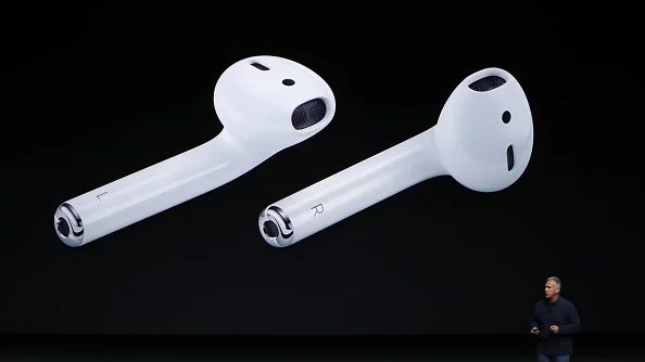 Хората вече се оплакват от новите безжични слушалки на Apple 