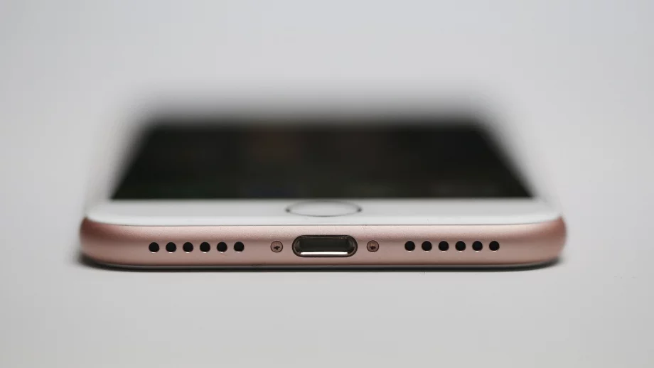 Гаранцията на iPhone 7 не покрива повреда заради вода 