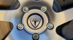 По-големи приходи, но и сериозни загуби за Tesla през първото тримесечие