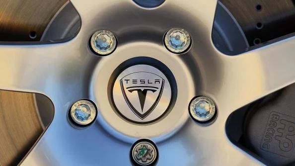 По-големи приходи, но и сериозни загуби за Tesla през първото тримесечие