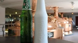 Carlsberg с нова еко бутилка за бира 